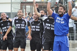 שחקני גלבוע חוגגים בסיום.