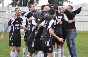 שחקני גלבוע חוגגים יוני אוחיון (משמאל)