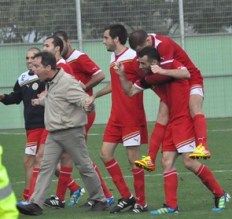 הוכנבויים וחשחקני עפולה משחררים לחץ.