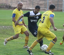 שלושה שחקנים בצהוב מול איתן יואש בכחול.