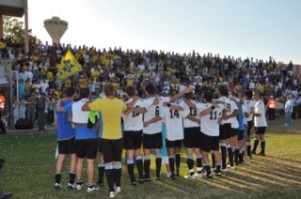 לצבוע את בלומפילד צהוב. אוהדי מכבי יבנה (עמרם כהן)