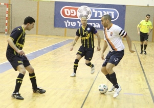 עוז צבאג מול שחקני נחלת יצחק