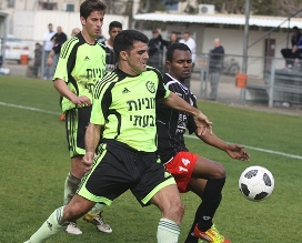 אליאס זאנה(בשחור)במאבק עם ישראל דרור.