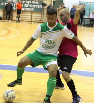 ניסטל שומר צמוד את עמאר.