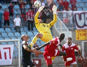 איבגי מפגין אקרובטיות לממאדו.