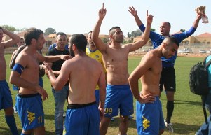 שחקני יבנה חוגגים עליה לפלייאוף