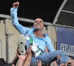 המאמן רפי בוסקילה עף באויר.