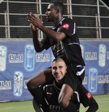 אליאס זאנה על הכתפיים