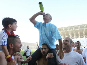 פרדי דוד על הכתפיים.