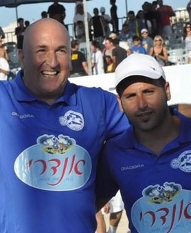 בוגלו ומנהל הקבוצה אשר עזרן