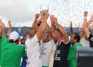 שחקני כפר קאסם מניפים גביע.