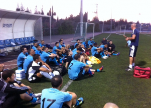 אימון פתיחה. מרכוס מתדרך את שחקנים