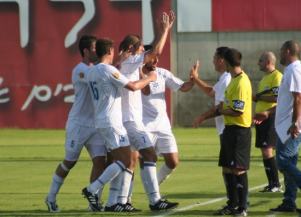 שחקני יבנה חוגגים ניצחון