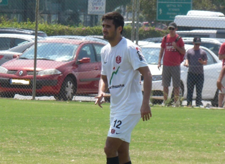 יוני קים. עצבני.