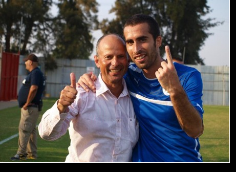 כובש שער הנצחון שלומי חנוכה עם ראש העיר בסיום.