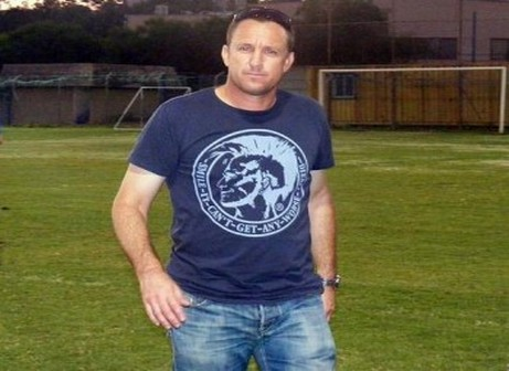 טל בנייה.יש לו הרבה עבודה