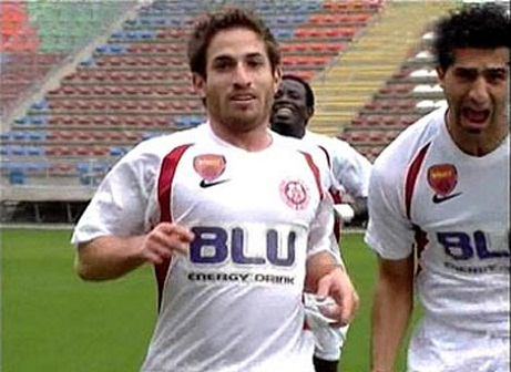 ערן מלכין כבש צמד בדרך למקום הראשון.