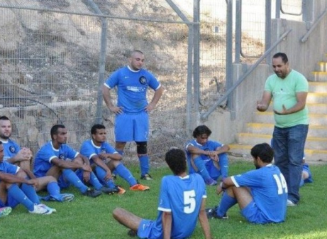 חדר הלבשה נעול. שחקני אלהואשלה מתודרכים בהפסקה