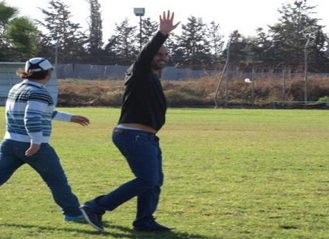 מוסא מודה לקהל. 