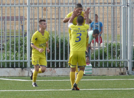 סגל מגובש. שחקני קריית גת חוגגים בגביע