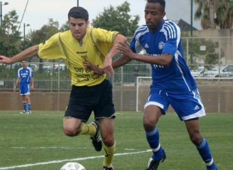 ישחק רק אם ישלם לאילת. אבובילאל (בכחול. לירן דורף)