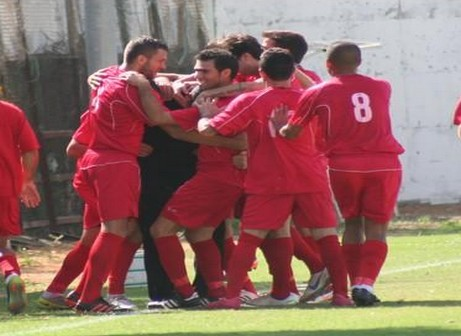 שחקני מרמורק מחבקים את אופיר חיים. זה לא יקרה שוב