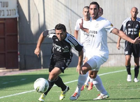 פרע שטרות. אבו יונס (בשחור. לירן דורף)