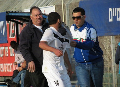 הקטטה היום עמי אזולאי אוחז בשעאבן(צילום חג'אג רחאל)