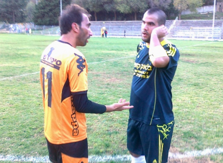 רוצה מקום ראשון. תורג'מן (משמאל. מאיר ינקו)