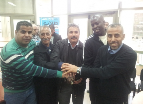 רגע היסטורי. ראש העיר וסגנו וראשי הקבוצות לוחצים ידיים (אנס אבודעבס)