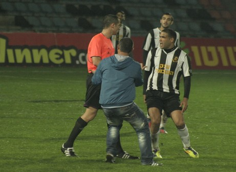 חטארי וסידס בסיום עם השופט קובי לחם