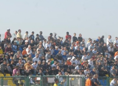 אוהדי מלאכי (למצולמים אין קשר לכתבה)