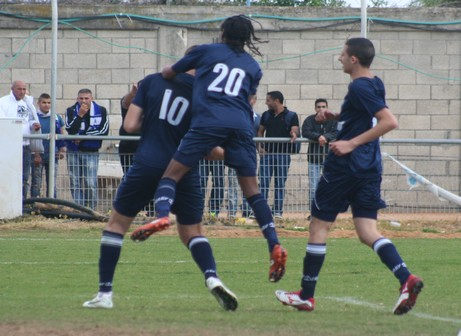 פליקר וכבדה חוגגים היום בשעריים. שער אחד לא הספיק