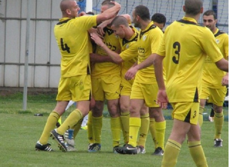 להישאר בחיים. שחקני מעלות בימים יפים יותר (עודד חסין)