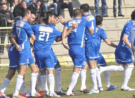 שחקני עפולה חוגגים. בקרוב יחגגו העפלה