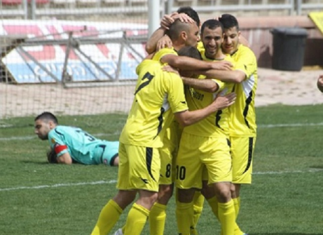 פתחו פער בפסגה. שחקני נהריה חוגגים (מיכאל פישנזון)