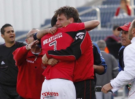 שלום עקיבא עם שי אהרון לאחר השער. 