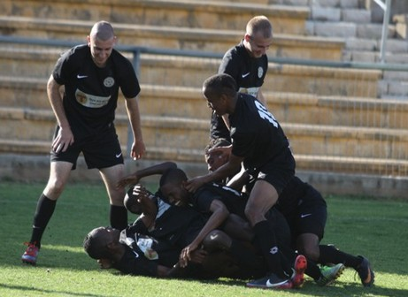 שחקני חדרה חוגגים הישארות