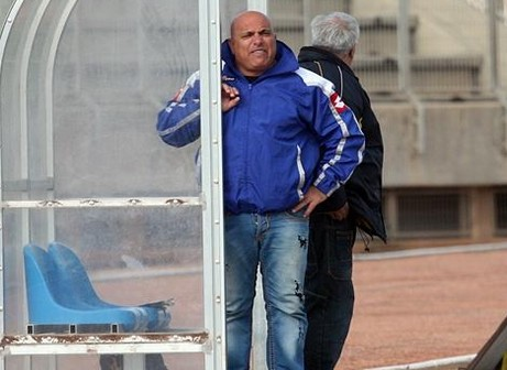 סוסו מונייר. מחזיק את הקלפים קרוב לחזה