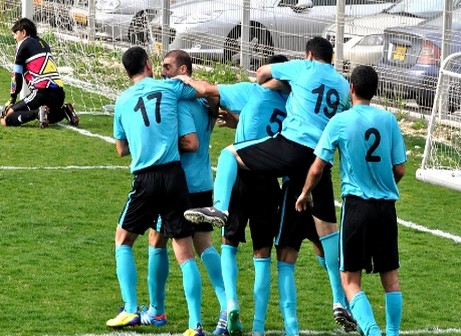 שחקני יוקנעם חוגגים. עלו לליגה ב'!