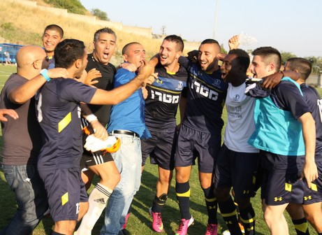 שחקני מגדל חוגגים. ההפתעה הנעימה של הפלייאוף