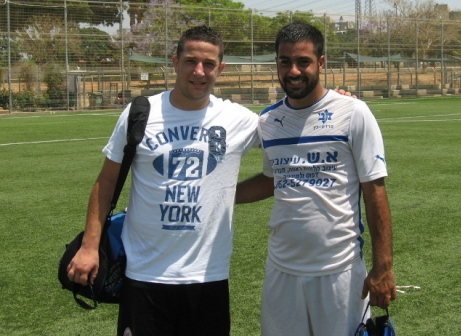 קרב הסקוררים. זדה (מימין) וצפדיה (אלי שמואלי)