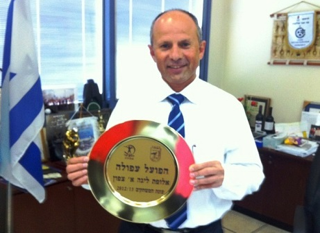 אבי אלקבץ עם צלחת העלייה. 