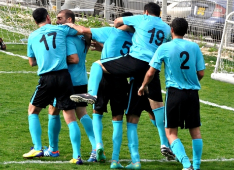 11 שערים. פלאש (מס' 7) חוגג עם החברים (שי כהן)