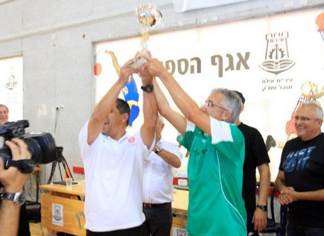 מישל דיין מניף את הגביע