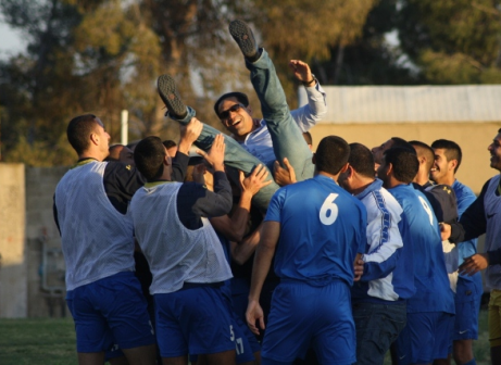 נשאר. טייב על כפיים בחגיגות העלייה בעונה שחלפה (אחמד עזאיזה)