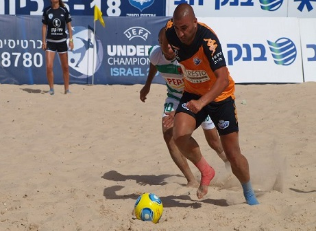 חזר לחופים עם שלושער ערן לוי(בכתום)צילום:חאדר אניס