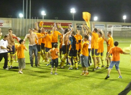 לעלות עוד ליגה ? שחקני כפר קאסם חוגגים עלייה לליגה א'