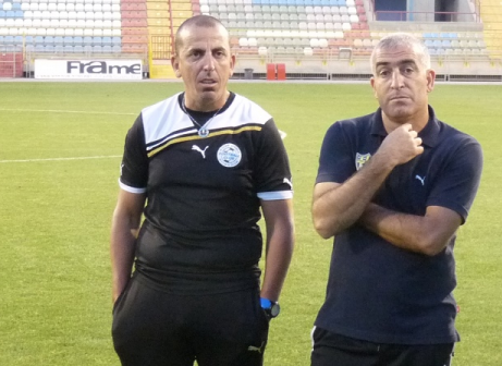 חוזר למגרשים. גניש (משמאל)