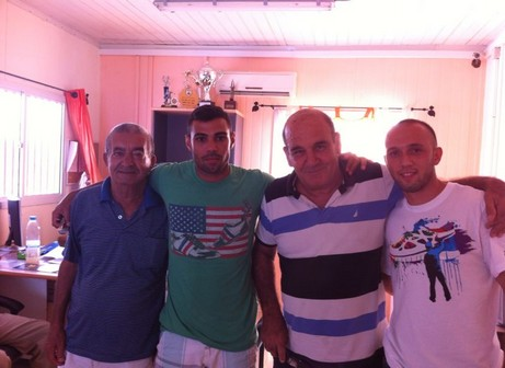 אדיר קרן וסולימנוב במעמד החתימה (צילום: רועי אסרף)